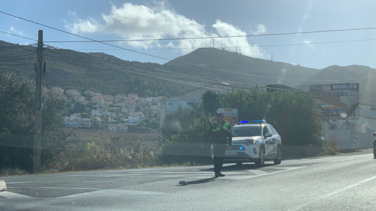 Policía Local regulando el tráfico en el cruce Cansalades entre Benitatxell y Xàbia (archivo)