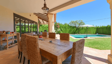 Terraza cubierta con comedor exterior en la Villa Daru dunya