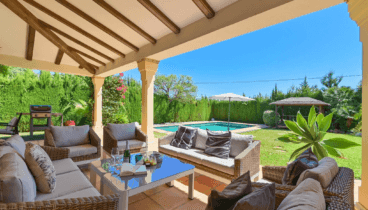 Terraza exterior con muebles de jardín