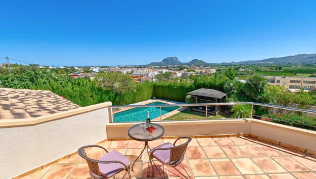 Celebra las fiestas en esta increíble villa de lujo en Dénia 9 terraza para desayunar con las mejores vistas