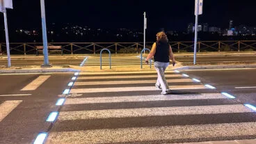 transeunte por un paso de cebra inteligente de calp