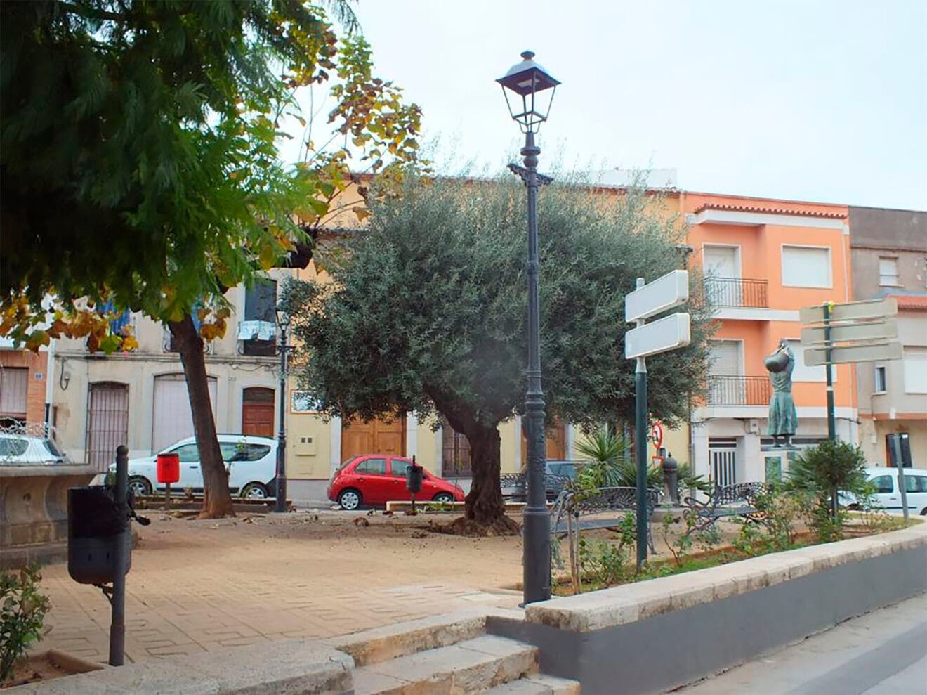 Una de las farolas ya instaladas de nuevo en la Font de la Glorieta