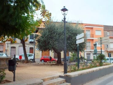 Una de las farolas ya instaladas de nuevo en la Font de la Glorieta