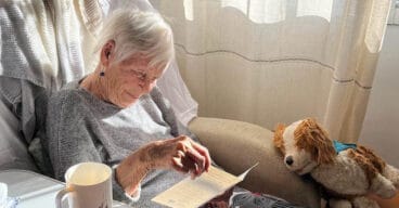 Una residente de Calp con la carta de la campaña ‘Linies d’il.lusió’