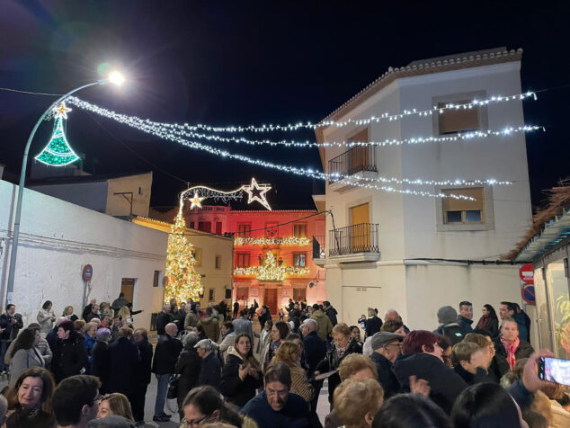 vecinos y vecinas de benitatxell durante el encendido de luces de navidad