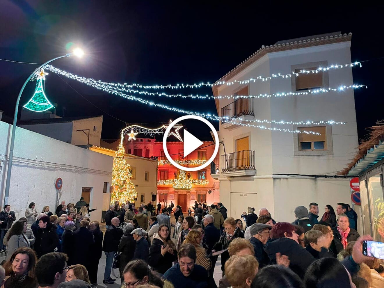 Vecinos y vecinas de Benitatxell durante el encendido de luces de Navidad (vídeo)