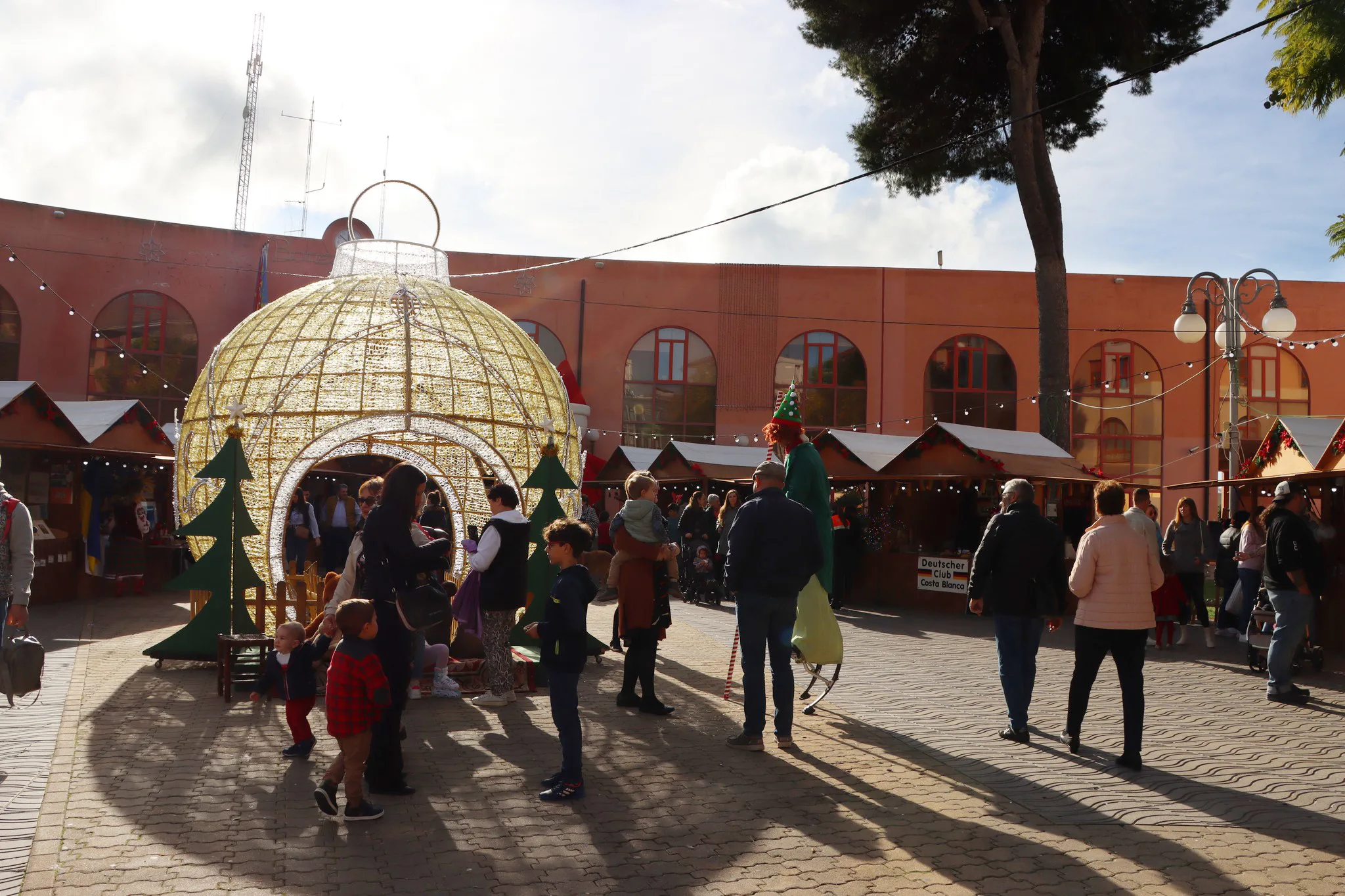 visitantes del mercado de navidad de teulada ajuntament de teulada moraira