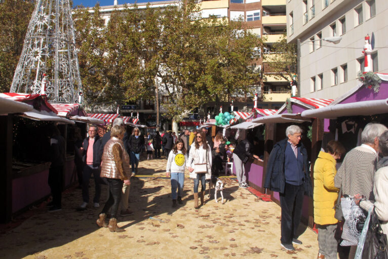 Visitantes del Mercado de Navidad en Dénia