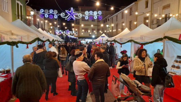 visitantes del mercat de nadal del verger