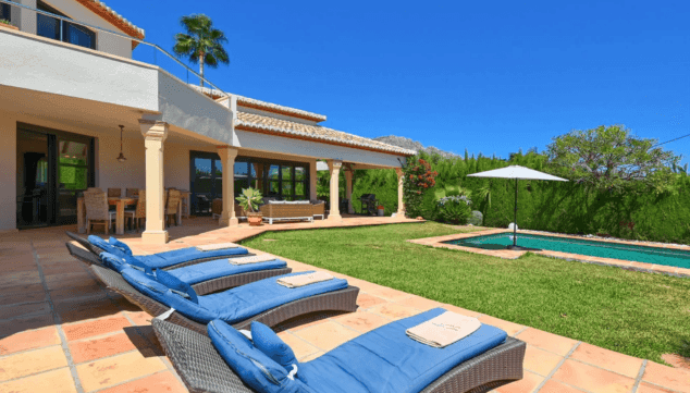 zona de jardin con piscina y tumbonas