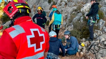 Asistencia médica y de bomberos a los jóvenes escaladores accidentados en Calp