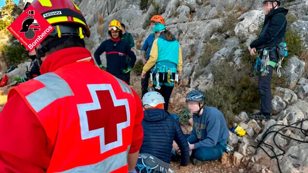 Dos jóvenes escaladores sufren una caída de 20 metros en Calp 1 Imagen: Asistencia médica y de bomberos a los jóvenes escaladores accidentados en Calp