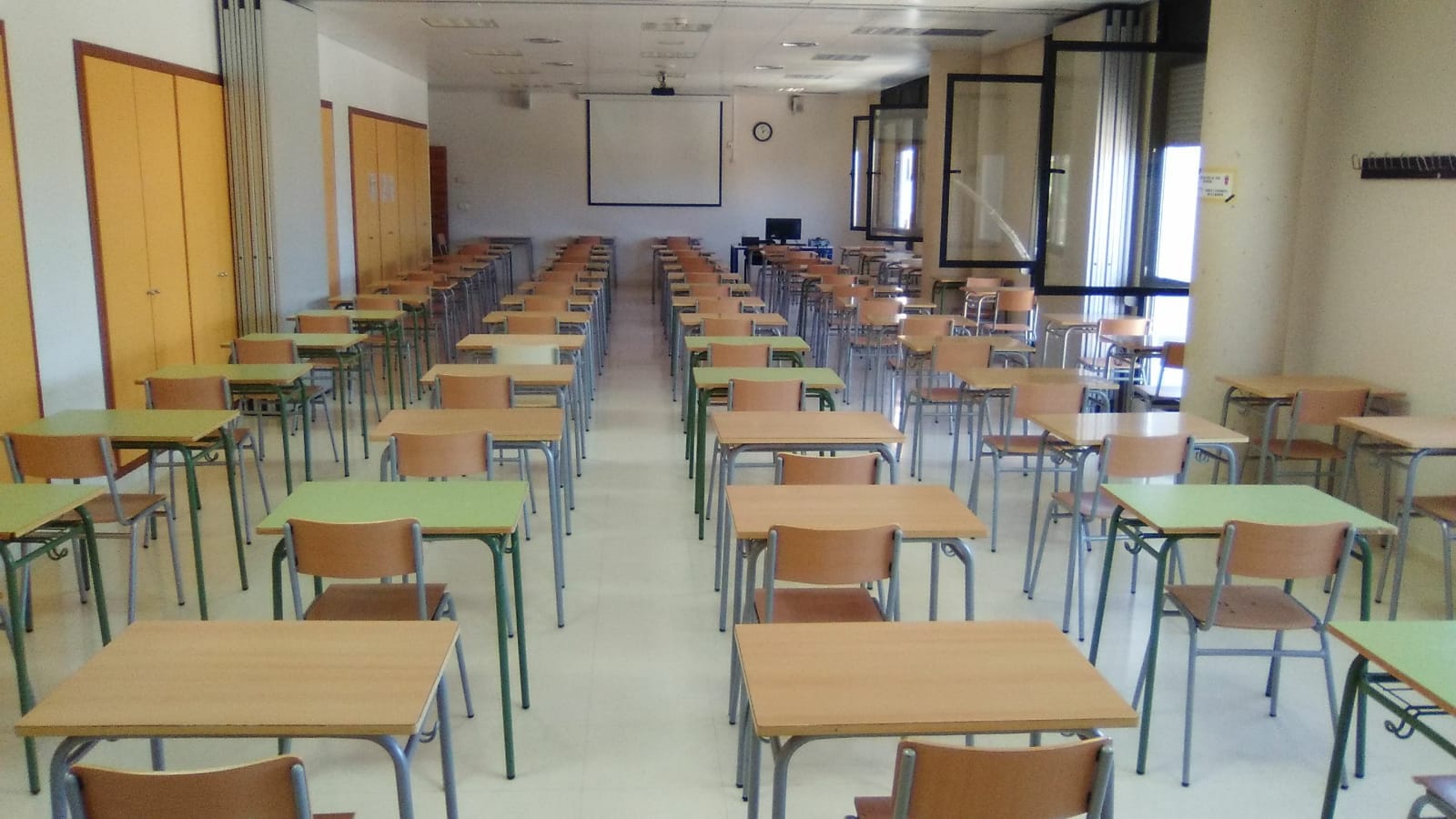 aula preparada para acoger los examenes pau en denia 1