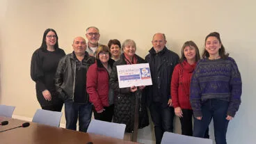 caritas parroquial de pedreguer recibe el cheque por el excedente de los bonos consumo 2023