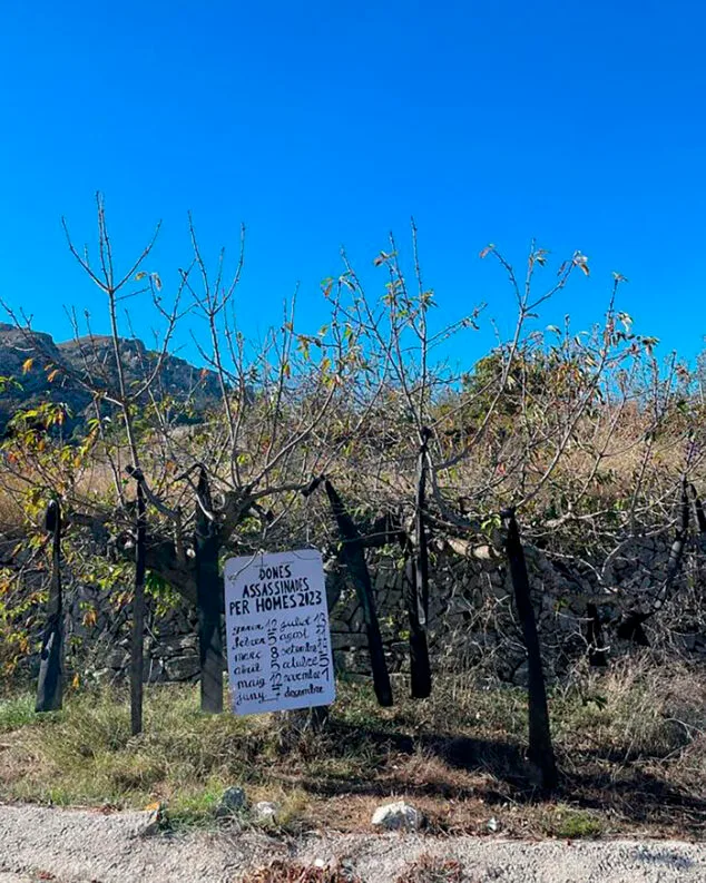 Imagen: Cartel instalado por la Col·lectiva de Dones de la Foradà por el 25N