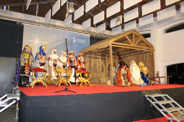 Imagen: Los Reyes Magos realizan la adoración al niño Jesús en Ondara