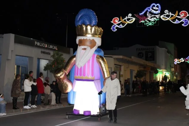 Imagen: Cabalgata Reyes Ondara 2024: Rey hinchable con luz