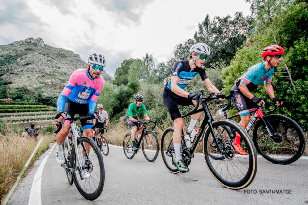 ciclistas en el alt del miserat en la volta la marina foto santi imatge