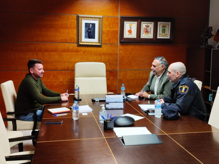 Concejales de Calp reunidos con el intendente de la Policía Local