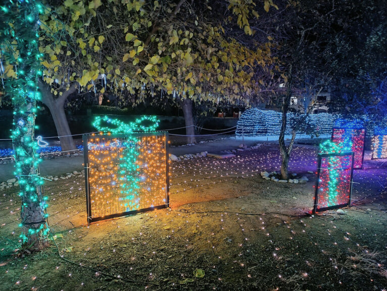 Decoración e iluminación en el área recreativa del río Girona en Beniarbeig