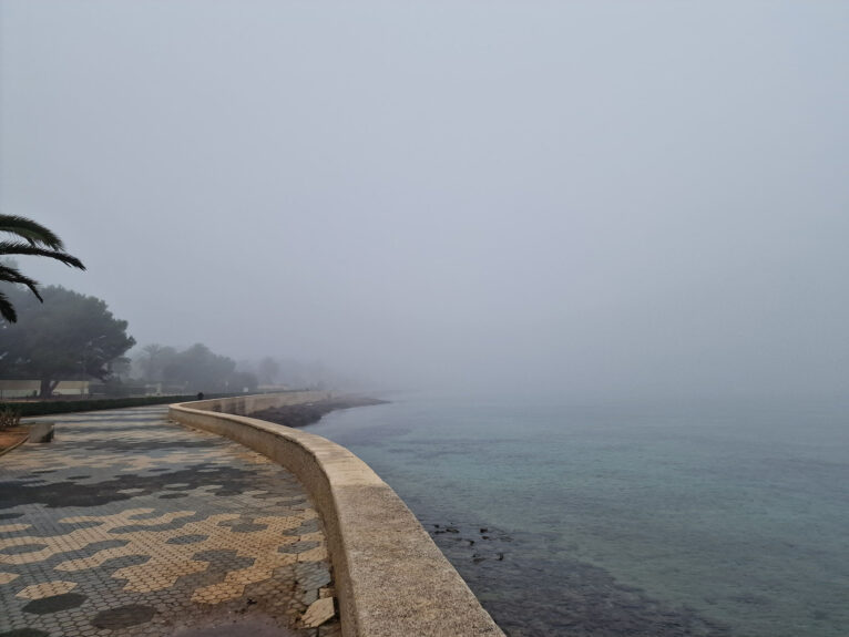 Dénia amanece oculta bajo una densa niebla