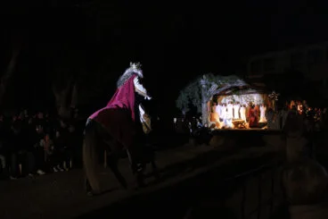 El rey Melchor llega al portal de Belén del Misteri de Reis de Gata