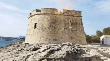 Encendido del Castillo de Moraira por los derechos humanos – Associació Cultural Amics de Teulada