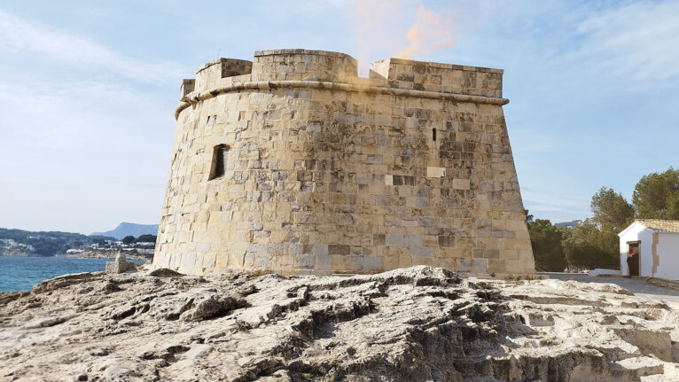 Encendido del Castillo de Moraira por los derechos humanos - Associació Cultural Amics de Teulada