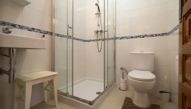 este bano te ofrece una ducha como esta para relajarte