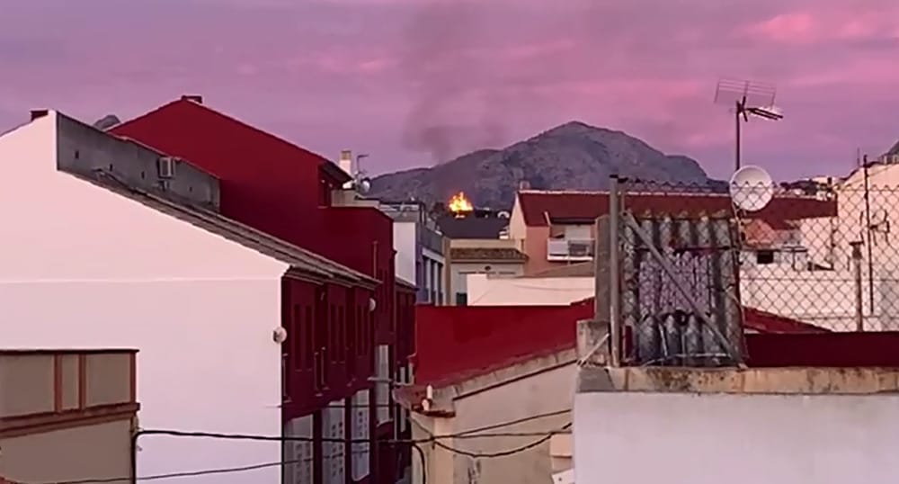 fuego a causa de una quema en sanet i negrals