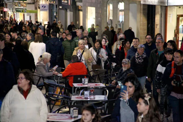 La media de edad de la Marina Alta supera la de la Comunitat, en parte por acoger una población extranjera eminentemente jubilada 1 Imagen: Gente paseando en invierno por el centro de Dénia
