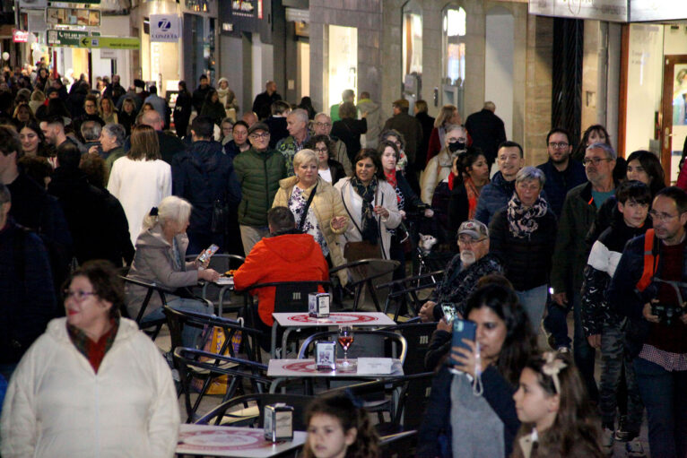 Gente paseando en invierno por el centro de Dénia