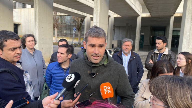 Gerard Fullana en la rueda de prensa de Compromís frente al hospital