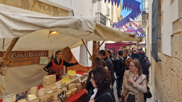 Imagen: Gran afluencia de visitantes en el mercado medieval de Benissa