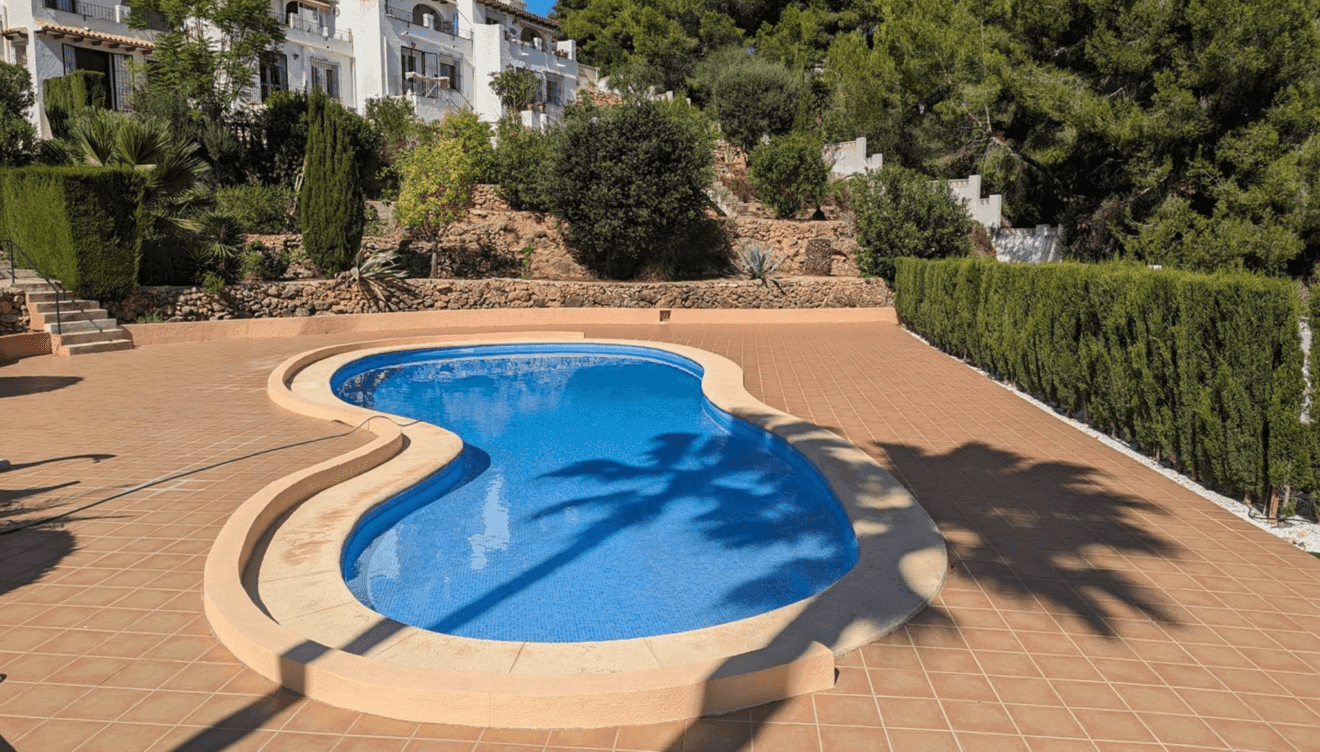 Gran piscina comunitaria para darte un chapuzón en verano