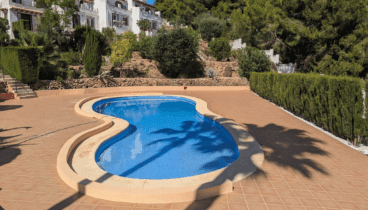 Gran piscina comunitaria para darte un chapuzón en verano