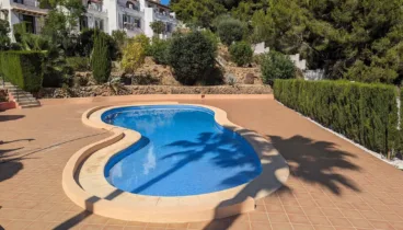 Gran piscina comunitaria para darte un chapuzón en verano