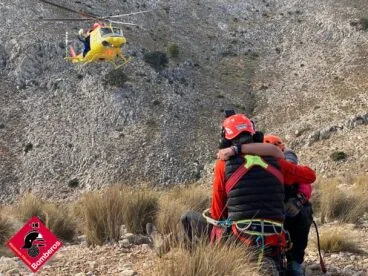 grupo de rescate de montana de bomberos en una intervencion archivo