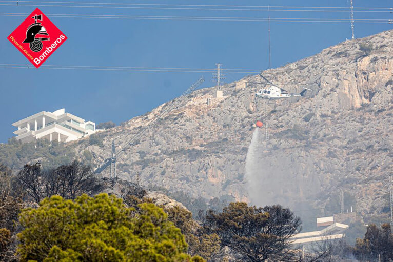 Helicóptero de los Bomberos sobre el incendio de Altea