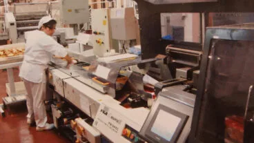 imagen de una maquinista de ortiz en la planta de el verger foto cedida por el comite de empresa y trabajadores de bimbo el verger