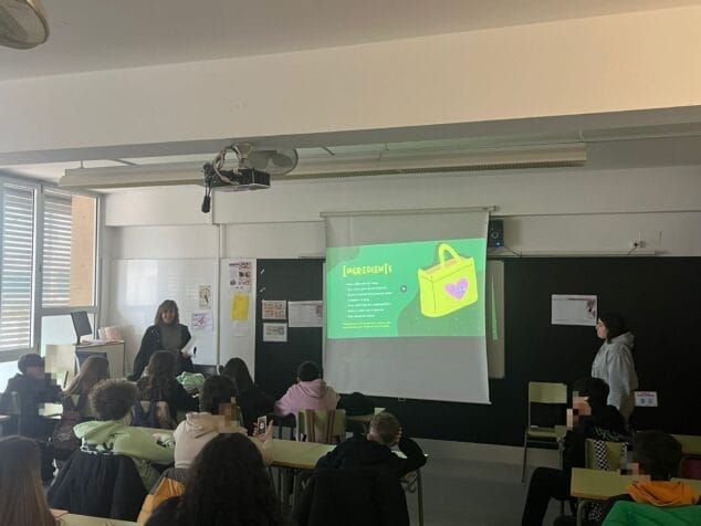 Ondara impulsa 'Joves Pro', el nuevo proyecto de participación juvenil 2 Imagen: Imparten el proyecto Joves Pro de Ondara en las aulas