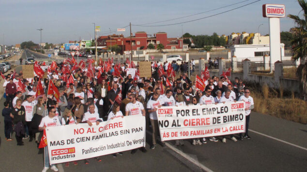 Imagen: La manifestación por el cierre de la fábrica Bimbo El Verger saliendo de la fábrica