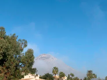 La niebla oculta el Montgó desde Xàbia