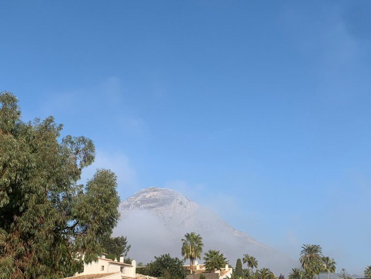 La niebla oculta el Montgó desde Xàbia