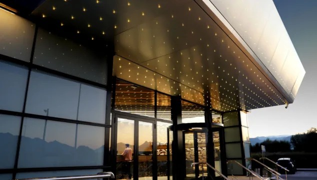 la puerta de entrada al entretenimiento del casino mediterraneo ondara