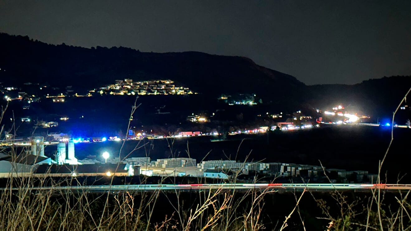 Largas colas de vehículos en el lugar del fatal accidente en Benissa