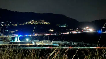 largas colas de vehiculos en el lugar del fatal accidente en benissa