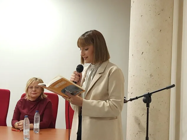 Imagen: Lectura de 'Torturades' por una miembro del público