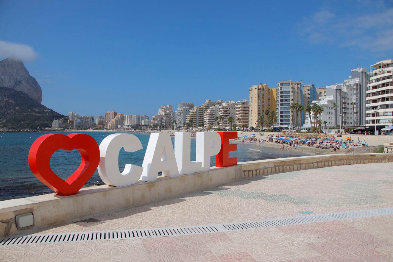 Letrero de Calp en el paseo de la playa de la Fossa
