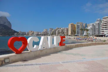 letrero de calp en el paseo de la playa de la fossa